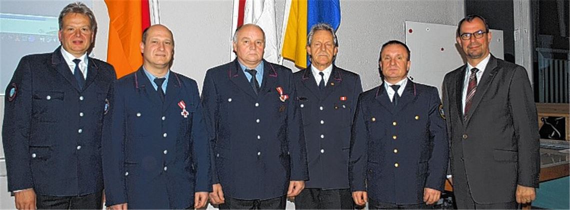 Ehrungen bei der Feuerwehr (v. li.): der stellvertretende Kreisbrandmeister Michael Szobries, die Ausgezeichneten Oliver Werner und Dieter Dertinger, Hubert Sickinger vom Feuerwehrverband Enzkreis, der Mühlacker Kommandant Ralph Keipp und Oberbürgermeister Frank Schneider. Foto: Deeg