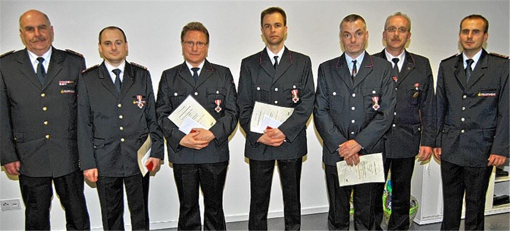 Ehrungen bei der Hauptversammlung der Freiwilligen Feuerwehr Knittlingen: Kommandant Markus Haberstroh, Thomas Kurz, Heiko Kuß und Matthias Suedes (2. bis 5. v. re.) erhalten aus den Händen des stellvertretenden Kreisbrandmeisters Manfred Wankmüller (2. v. re.) und des Verbandsvorsitzenden Martin Rühle (li.) für 25-jährigen Dienst in der Feuerwehr das Ehrenzeichen in Silber überreicht.