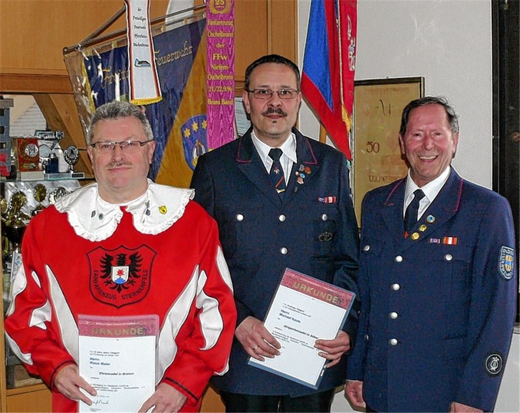 Ehrungen bei der Hauptversammlung des Feuerwehr-Spielmannsring Enzkreis für Klaus Maier und Michael Kautz (v. li.). Kreisstabführer Richard Hofmann (re.) nimmt die Auszeichnungen für die Bundesvereinigung Deutscher Musikverbände vor. Fotos: Dietrich
