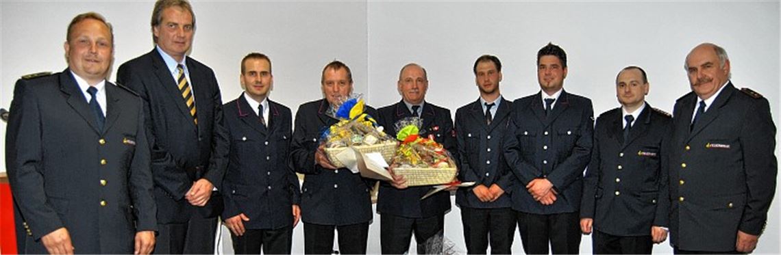 Ehrungen bei der Jahreshauptversammlung der Freiwilligen Feuerwehr Knittlingen: Der frühere Kommandant Thomas Appenzeller und Horst Steinhilper (4. und 5.v.li.) erhalten von Kreisbrandmeister Christian Spielvogel (li.) und Martin Rühle, dem Vorsitzenden des Feuerwehrverbandes Enzkreis (re.), für 40-jährige aktive Zugehörigkeit das Ehrenzeichen in Gold. Mit auf dem Foto (v. li.) Bürgermeister Heinz-Peter Hopp, Abteilungskommandant Timo Haller, stellvertretender Abteilungskommandant Marco Notter, Abteilungskommandant Florian Hauf und Kommandant Markus Haberstroh. Foto: Haller