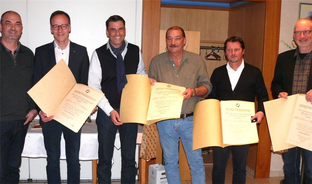 Ehrungen bei der Metall-Innung (v. li.): Geschäftsführer Matthias Morlock, Obermeister Ulli Wetzel, sein Stellvertreter Frank Herrmann, die Vorstandsmitglieder Stefan Schröder und Jörg Bleiholder und der neue Ehrenobermeister Thomas Hagenlocher. Foto: Dietrich