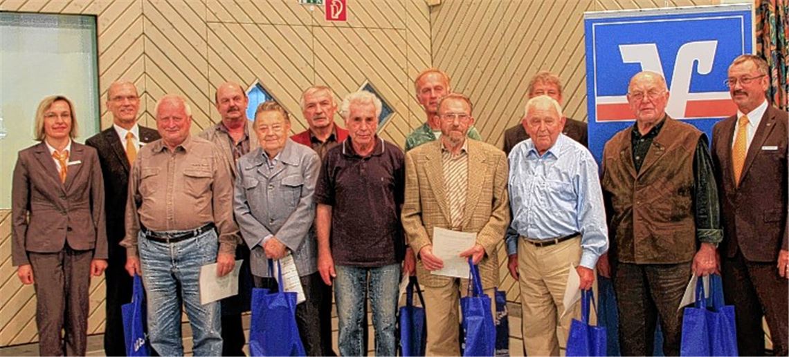 Ehrungen bei der VR Bank (v.li.): Geschäftsstellenleiterin Renate Kaufmann, Vorstandsvorsitzender Klemens Schork, die langjährigen Mitglieder der Genossenschaftsbank Friedrich Philippin, Gerhard Werner, Walter Hafner, Erhard Peter, Siegfried Eppler, Heinz Jonigkeit, Johann Trinkl, Herbert Mayer, Gottlob Burger und Aufsichtsratsmitglied Wilfried Holler.
