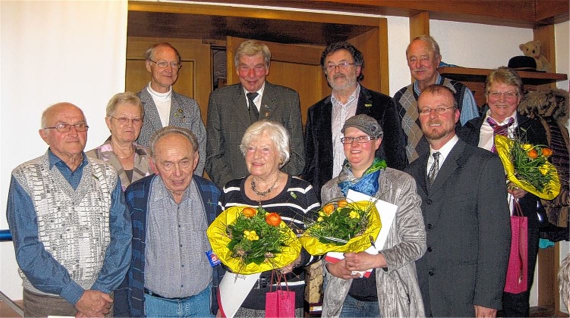 Ehrungen beim Albverein: Horst Schulzek, Helene Daum (2.Vorsitzende), Albert Altinger, Waltraud Meyer (Schriftführerin), Gabriele Morlok und Vorsitzender Ulrich Gommel (vorne v. li.). Hintere Reihe (v. li.): Albrecht Rheinwald, Hermann Gommel, Siegfried Aichele, Peter Meyer, Resi Stoll. Foto: privat