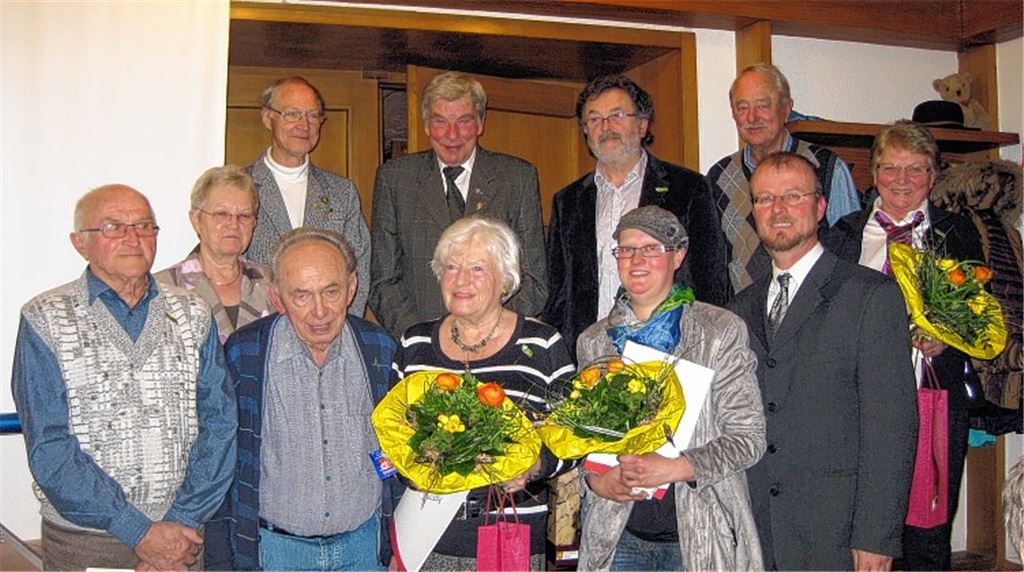 Ehrungen beim Albverein: Horst Schulzek, Helene Daum (2.Vorsitzende), Albert Altinger, Waltraud Meyer (Schriftführerin), Gabriele Morlok und Vorsitzender Ulrich Gommel (vorne v. li.). Hintere Reihe (v. li.): Albrecht Rheinwald, Hermann Gommel, Siegfried Aichele, Peter Meyer, Resi Stoll. Foto: privat