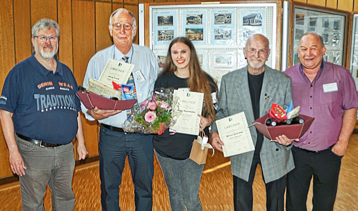 Sammler stöbern nach Raritäten Ehrungen beim Briefmarkensammlerverein (v.li.): Wolfgang Zimmermann, der Geschäftsführer des Landesverbandes, Georg Nowak, Claire Hagenlocher, Werner Koslowski und Vorsitzender Thomas Zorn. Foto: privat
