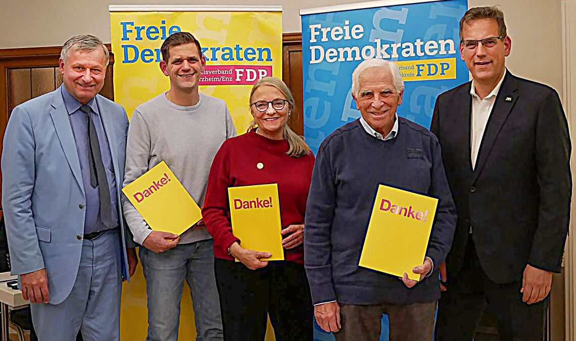 Ehrungen beim FDP-Kreisverband (v.li.): Dr. Hans-Ulrich Rülke, Rene Schweickert, Monika Descharmes, Peter W. Berger und Professor Dr. Erik Schweickert. Foto: privat