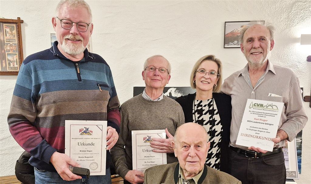 Ehrungen beim MGV „Liederkranz“ Iptingen (v. li.): Martin Ruppmich, Dr. Paul Küper, Gottlob Burger, die Vereinsvorsitzende Petra Klisa und Karl Rieger. Foto privat/Janowsky