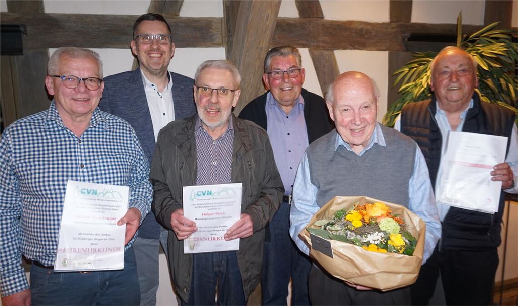 Ehrungen beim MGV Ötisheim (v.li.): Werner Tischhauser, der Vorsitzende Stefan Mast, Holger Reeb, Dietmar Hermann, Heinz Hollstein und Werner Stahl. Foto: privat