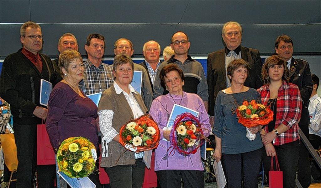 Ehrungen beim MV Ölbronn (vorne, v. li.): Heidelore Arnold, Maritta Wiltschko, Erna Arnold, Jutta Neuhaus und Ann-Kathrin Hirsch. Hinten, v. li.: Thomas Jung, Jürgen Mössner, Reiner Stumvoll, Edwin Höger, Bernd Rall, Peter Lampert, Gottlob Frick und Vorsitzender Joachim Neuhaus.