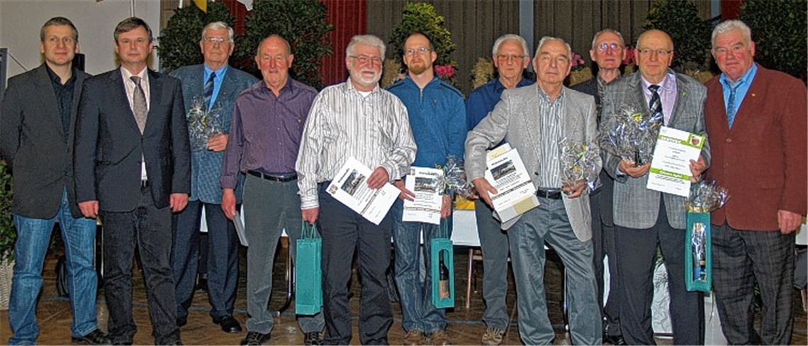 Ehrungen beim OGV Enzberg (v. li.): Vize Stefan Schickle, Kreisverbandsvorsitzender Jürgen Metzger, Richard Steinbach, Albert Engel, Rolf Gollmar, Martin Langenstein, Rolf Fessler, Hans Augenstein, Jürgen Roth, Eugen Maurer und Vorsitzender Theo Bellon.