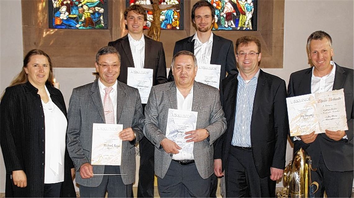 Ehrungen beim Posaunenchor Wiernsheim (vordere Reihe, v. li.): Vorsitzende Evamarie Öfner, Michael Nagel (40 Jahre als Musiker aktiv), Thomas Bossert (50 Jahre), Christoph Schulze vom Bezirksteam des Kirchenbezirks Mühlacker und Jubilar Jörg Blessing (40 Jahre). Hintere Reihe, v. li.: Johannes Göbel und Stephan Hüeber (jeweils zehn Jahre).