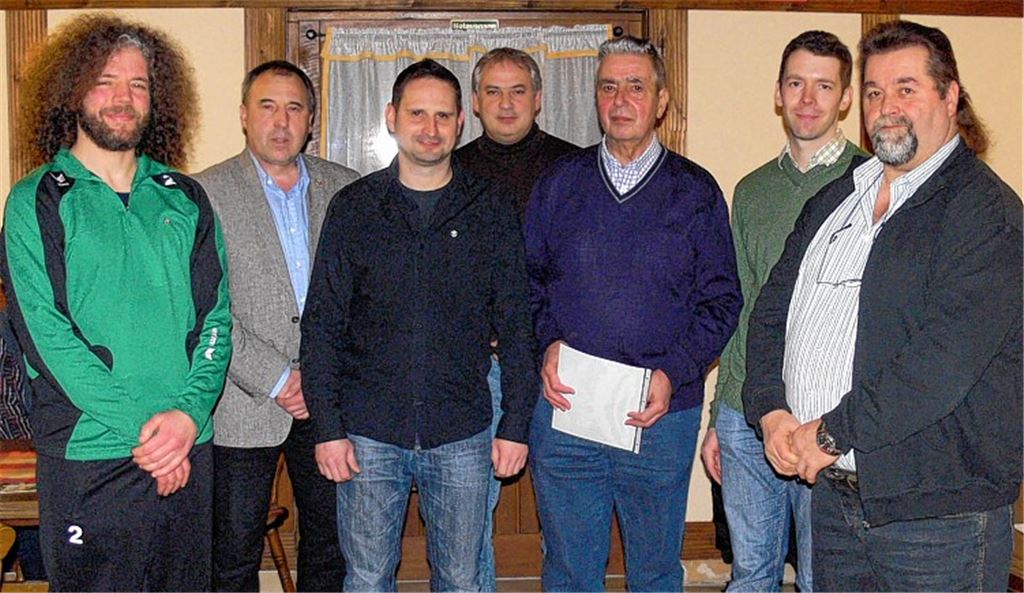 Ehrungen beim SV Sternenfels: Bei der Versammlung des Sportvereins freuen sich langjährige Mitglieder über eine Auszeichnung von der Vorstandschaft. 