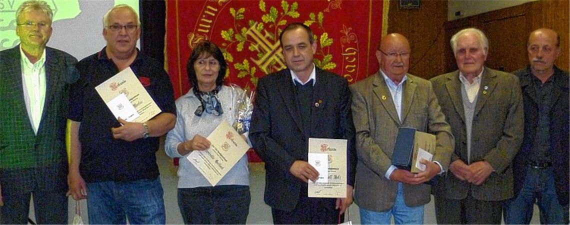 Ehrungen beim TSV Großglattbach: Der Erste Vorsitzende Ulrich Kurfiß (li.) zeichnet Rolf Werler, Henriette Gerhard, Uwe Bolz und Rolf Sieber (v.li.) aus, Der Ehrenvorsitzende Albert Pflüger und der Dritte Vorsitzende Gerhard Eckert (re.) gratulieren ebenfalls. Foto: privat