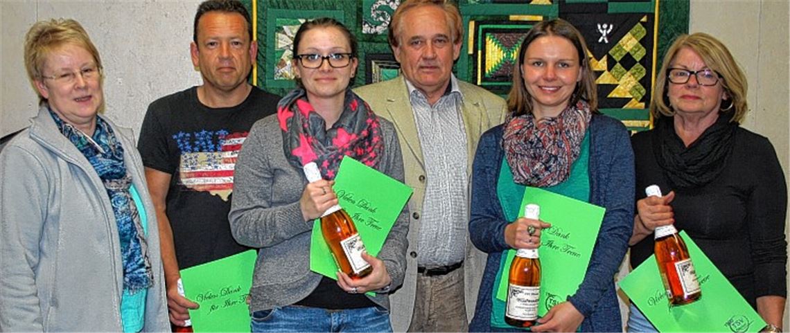 Ehrungen beim TSV Ölbronn für langjährige Vereinstreue: Sybille Ege mit Uwe Hohmann, Stephanie Schwarz, Willy Eberhardt, Lena Soulier und Elke Eisenmann (v.li.).