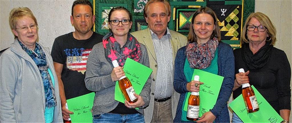 Ehrungen beim TSV Ölbronn für langjährige Vereinstreue: Sybille Ege mit Uwe Hohmann, Stephanie Schwarz, Willy Eberhardt, Lena Soulier und Elke Eisenmann (v.li.).