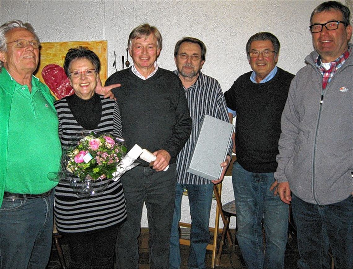 Ehrungen beim Tennisclub Mühlacker: Heide Buchtala, Günther Schlacht, Eugen Keuerleber und Hans Ezel umrahmt von den beiden Vereinsvorsitzenden Martin Ficher (re.) und Peter Metzger.