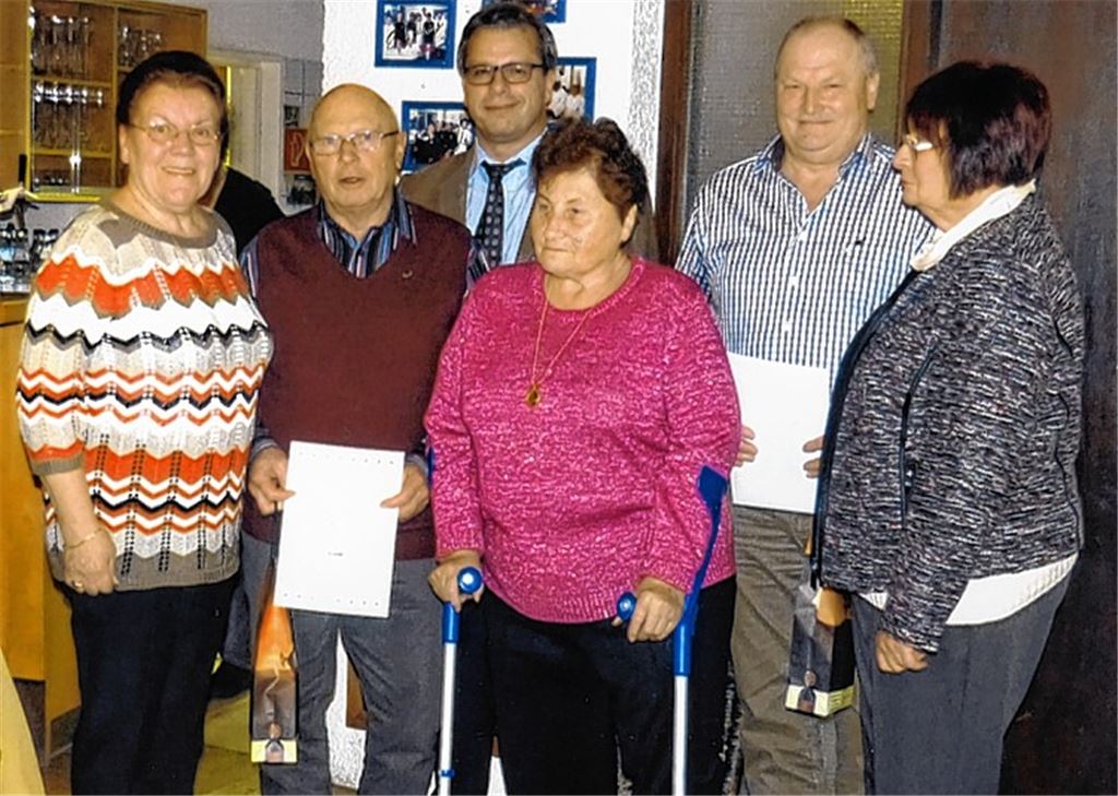 Ehrungen beim VdK (v. li.): Vorsitzende Hildegard Schmid, Dieter Müller, Andreas Felchle, Rosemarie Thirigen sowie Kurt Knodel und Margot Bossert, Schriftführerin des VdK Pforzheim-Enzkreis. Foto: privat