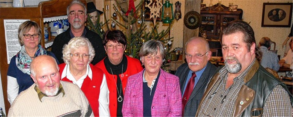 Ehrungen beim Volkschor Sternenfels: Der Vorsitzende des Baden-Württembergischen Sängerbunds, Edgar Kube (2. v. re.), und der Volkschor-Vorsitzende Joachim Herdtweck (hintere Reihe, 2. v. li.) zeichnen langjährige Mitglieder sowie Sängerinnen und Sänger aus.