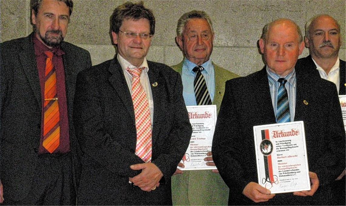 Ehrungen für Karlheinz Oehler (2. v. li.) und erfolgreiche Züchter. Foto: privat