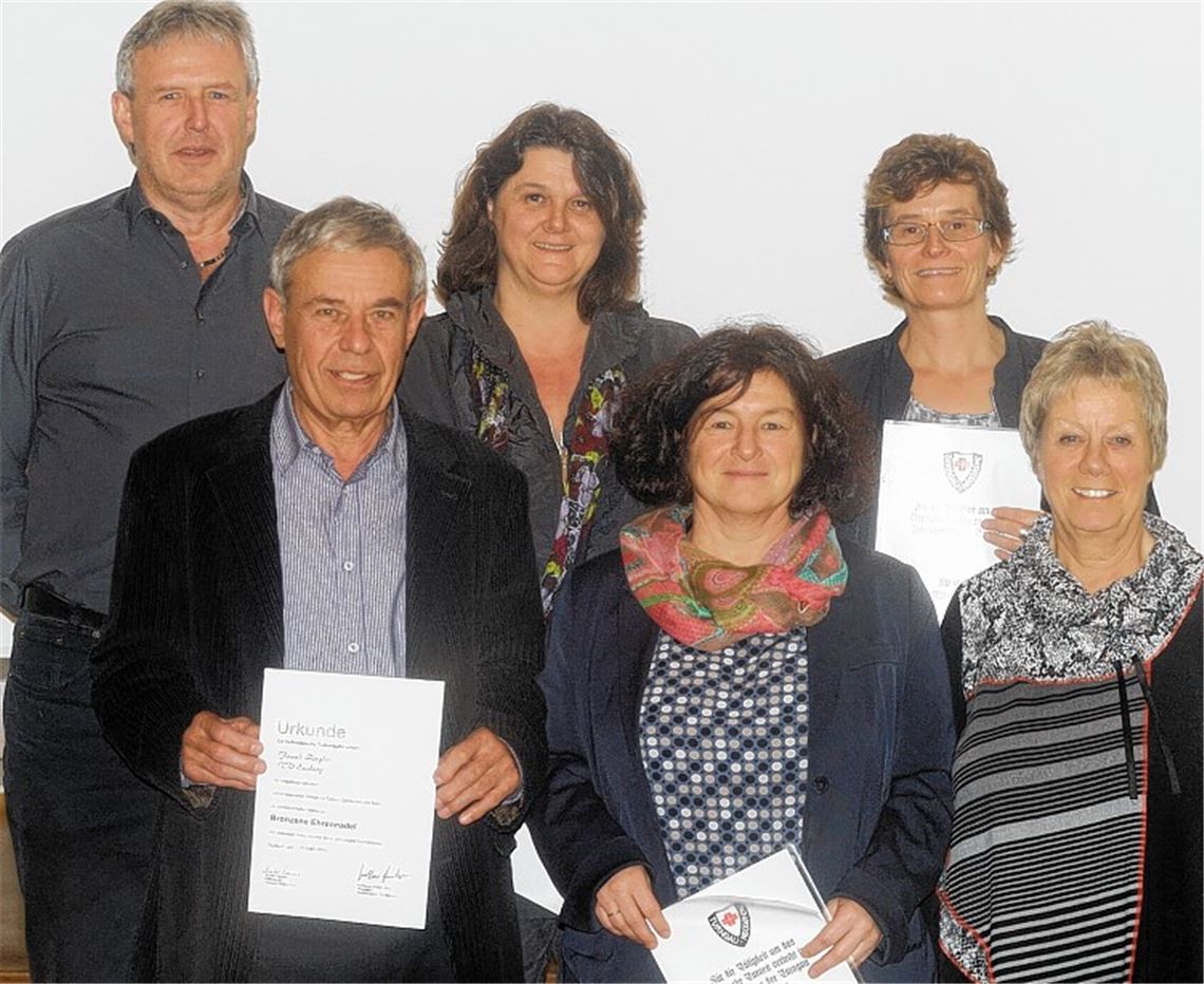 Turngau-Präsidentin überbringt Ehrennadeln Turngau-Präsidentin überbringt Ehrennadeln