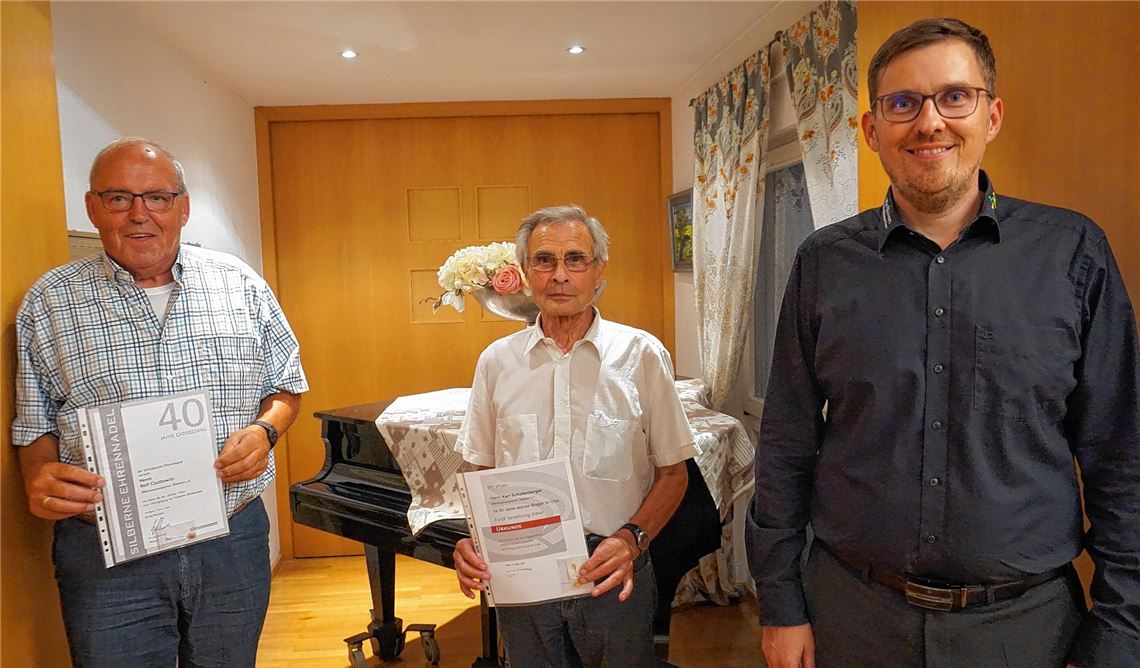 Ehrungen mit Abstand beim MGV Ötisheim (v. li.): Die Jubilare Rolf Czudzowitz und Karl Schollenberger mit dem Vereinsvorsitzenden Stefan Mast.privat