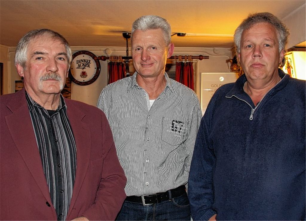 Ehrungen und Neuwahlen beim Gewerbeforum: im Bild links der scheidende Vorsitzende Gerhard Hudak (Mitte) mit den langjährigen Mitgliedern Erhard Peter (li.) und Albert Rivoir, im Bild rechts der neue Vorstand des Gewerbevereins mit Hudaks Nachfolger Gerd Kristek (re.).