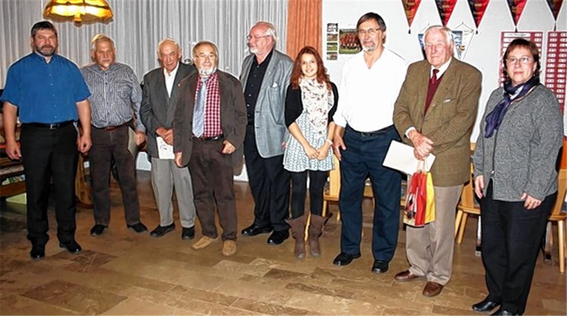 Ehrungen (v. li.): Lothar Simon, Heinz Walter, Oskar Velte, Reinhard Kastner, Wolfgang Radke, Isabel Klotz, Vorsitzender Wilhelm Herzog, Hermann Wessel und Doris Simon. Foto: privat