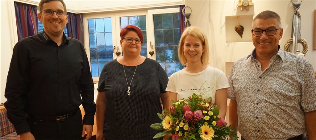 Ehrungen (v. li.): MGV-Vorsitzender Stefan Mast, die Chorvorständin von „Klangtastisch“, Sabine Schneider, Gwendolyn Phear (zehn Jahre Dirigentin des Jungen Chors), Jörg Roth (15 Jahre Sänger im Männerchor). An der Ehrung nicht teilnehmen konnten Werner Schmid-Burger (15 Jahre Sänger) und Dieter Scheffel (25 Jahre Sänger).privat
