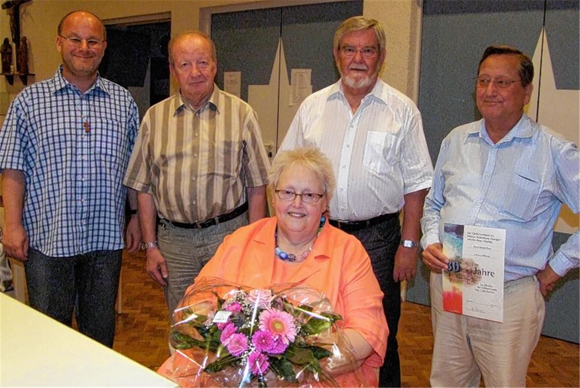 Ehrungen (v. re.): Bruno Oser, Dirigent Heinz Storn, Waltraud Zucker, Vorsitzender Bernhard Doll und Pfarrer Claus Schmidt.