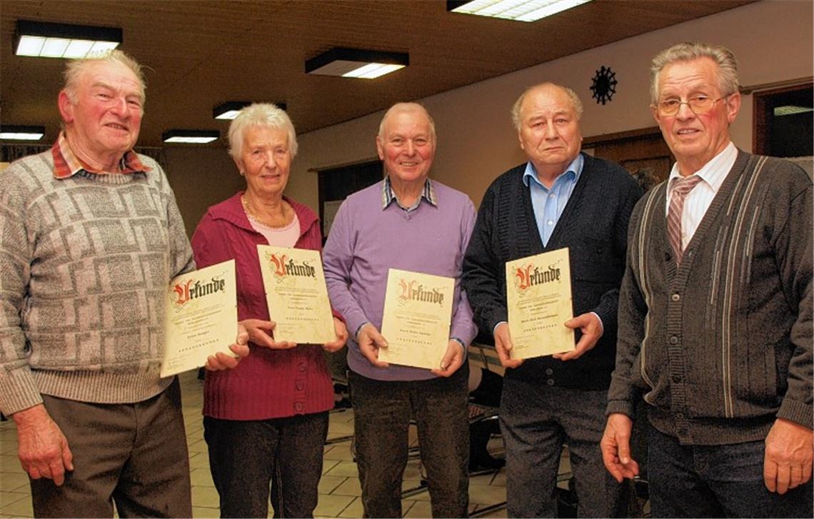 Ehrungen zum Jubiläum: Vorsitzender Horst Mitschelen (re.) dankt Stützen des Vereins.