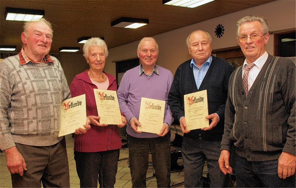 Ehrungen zum Jubiläum: Vorsitzender Horst Mitschelen (re.) dankt Stützen des Vereins.