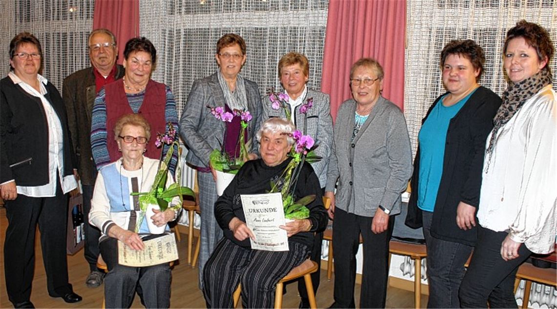 Ehrungsreigen: Der Gesangverein 1840 Knittlingen ehrt im Rahmen seiner Jahreshauptversammlung zahlreiche fördernde (Bild li.) und aktive Mitglieder.