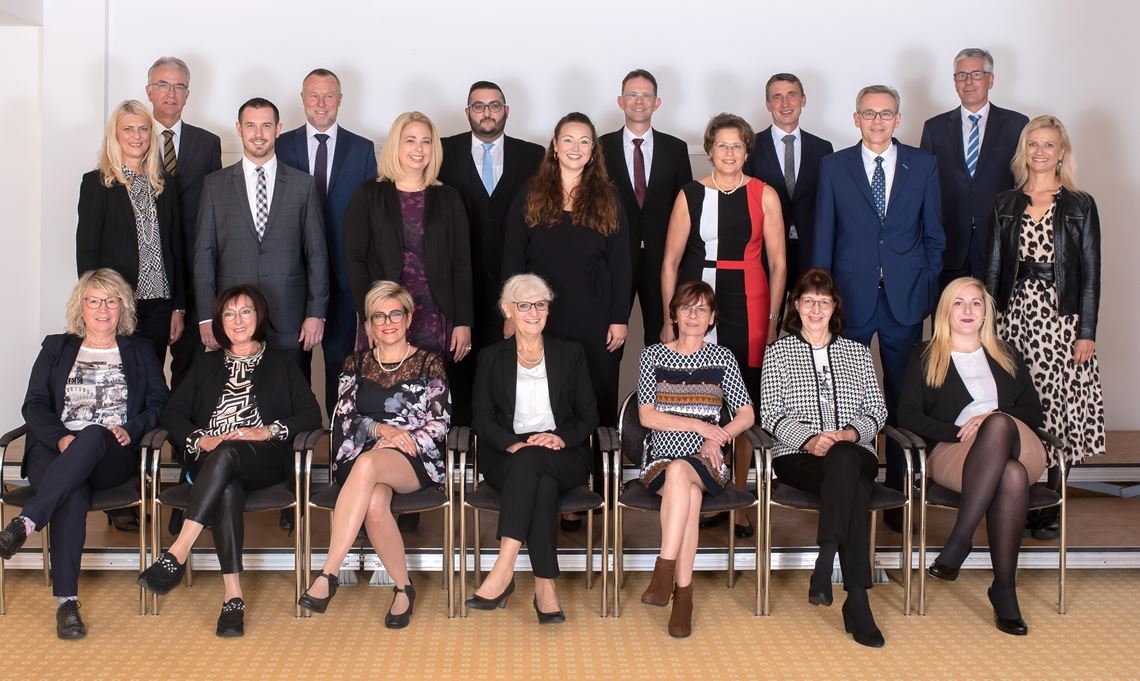 Ehrungsreigen bei der Volksbank Pforzheim: die Jubilare der Jahre 2020 (Bild li.) und 2021. Fotos: privat