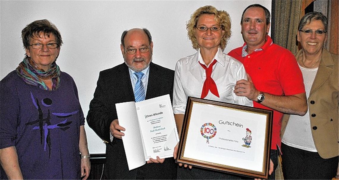 Ehrungsrunde mit Hilde Kull (v.li.), Klaus Schäfer, Christine Kull-Bertelsbeck, Thomas Bertelsbeck und Brigitte Grausam, die selbst eine Urkunde zum 111. Geburtstag des Gewerbevereins erhält.