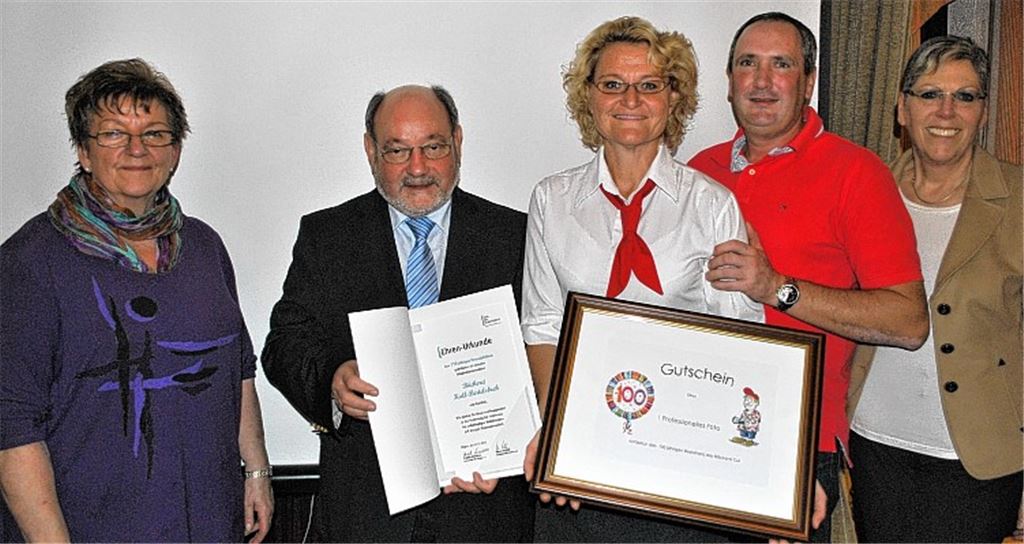 Ehrungsrunde mit Hilde Kull (v.li.), Klaus Schäfer, Christine Kull-Bertelsbeck, Thomas Bertelsbeck und Brigitte Grausam, die selbst eine Urkunde zum 111. Geburtstag des Gewerbevereins erhält.