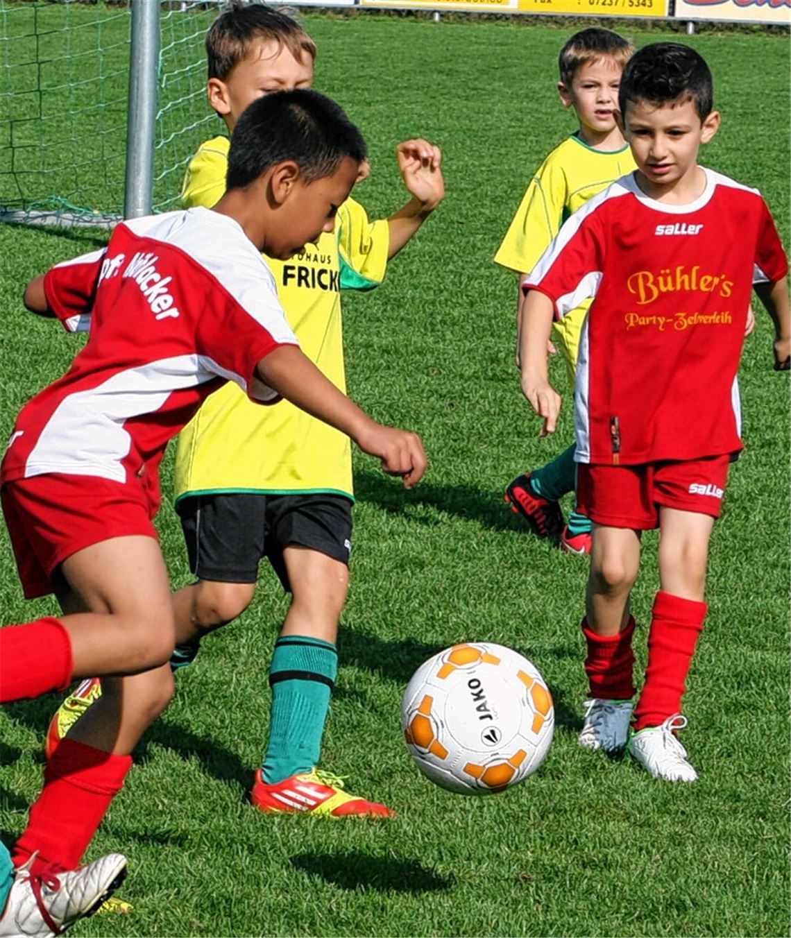 Eifrig bei der Sache: Die F-Jugendlichen bei ihrem ersten von insgesamt fünf Spieltagen. Foto: Rall