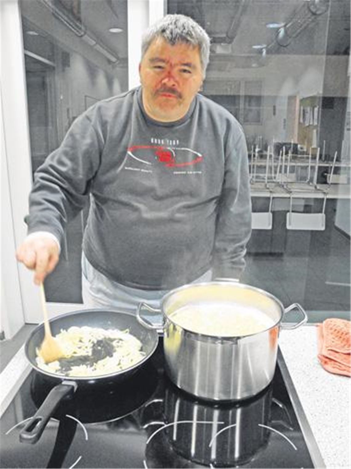 Eigener Herd ist Goldes Wert  das jedenfalls findet Thomas Pörner, hier beim Kochkurs in der Volkshochschule. Foto: privat