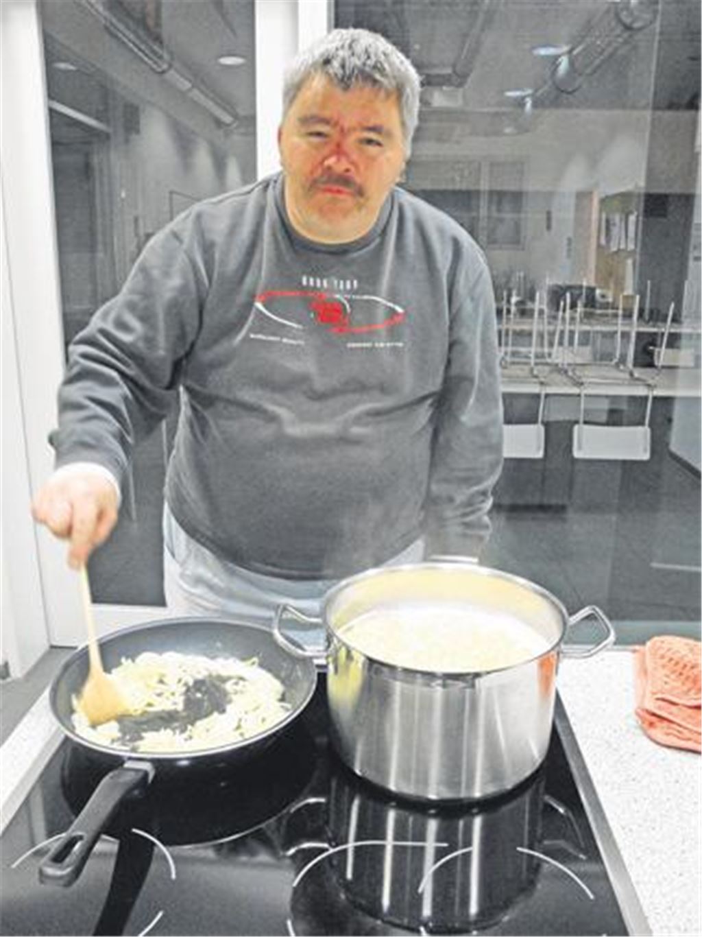 Eigener Herd ist Goldes Wert  das jedenfalls findet Thomas Pörner, hier beim Kochkurs in der Volkshochschule. Foto: privat