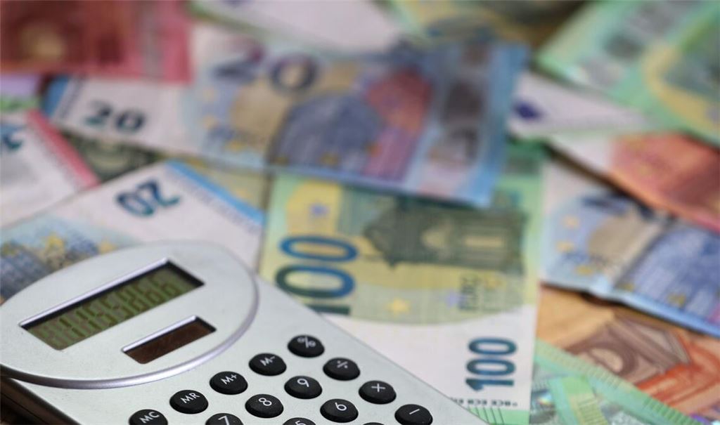 Eigenes Geld verdienen – viel können Auszubildende meist nicht sparen oder für Versicherungen ausgeben.