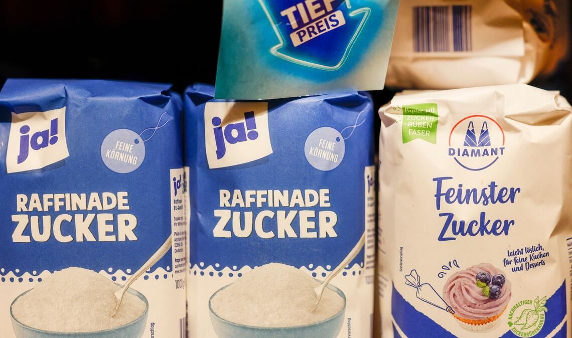 Eigenmarken und Herstellermarken stehen im Regal vielfach direkt nebeneinander.