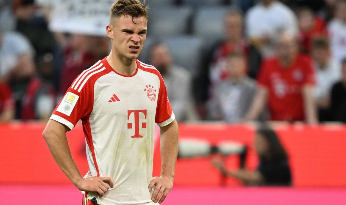 Eigentlich eine Saison zum Vergessen, doch dann gibt es überraschend die Meisterschale: Joshua Kimmich vom FC Bayern.