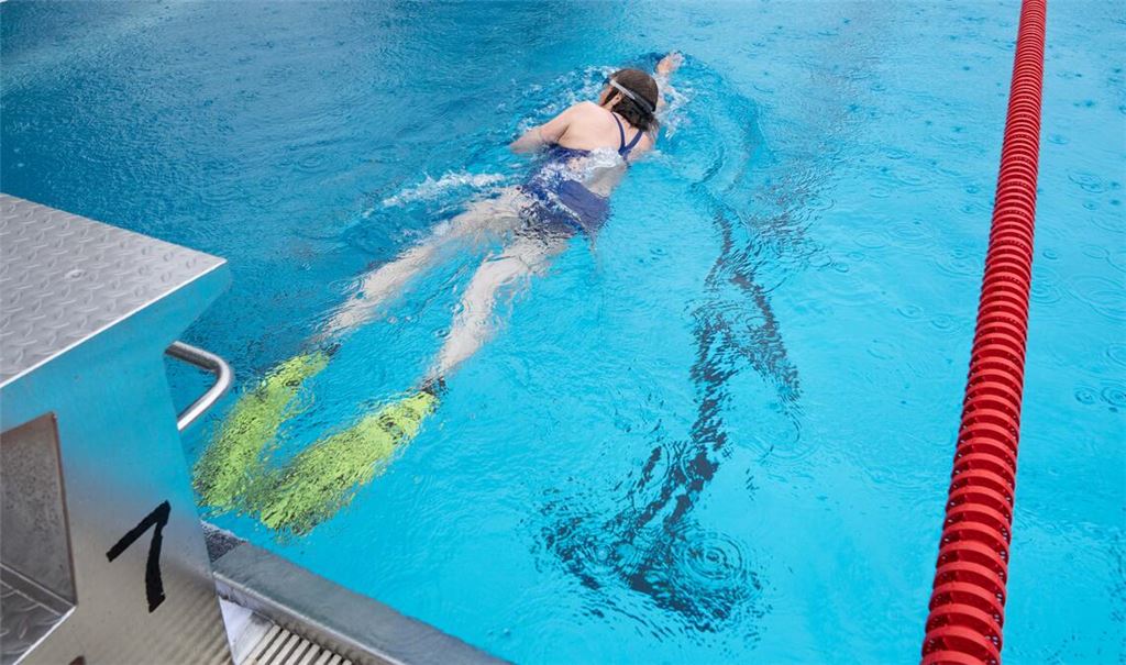 Eigentlich gehört Schwimmen zum Sportunterricht dazu – doch laut einer Erhebung des Kultusministeriums gilt das bei weitem nicht für alle Grundschulen im Kreis.Symbolbild: Archiv