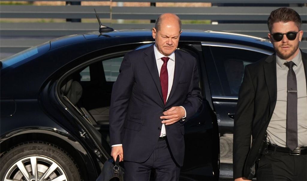 Eigentlich hätten die Personenschützer Olaf Scholz am Flughafen sichern müssen. (Archivbild)