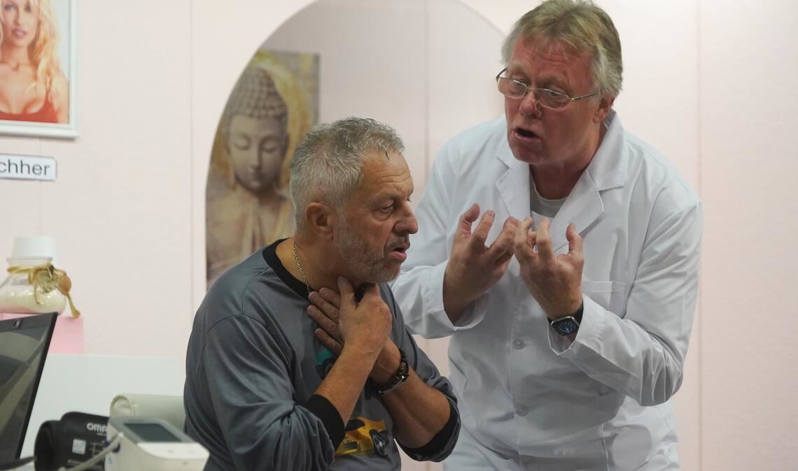Eigentlich ist Klaus (Dieter Klimpke) ja gar kein Arzt, aber um Autoverkäufer Heinz Platzer (Thomas Kraus) in den Wahnsinn zu treiben, reichen seine Medizinkenntnisse. Foto: Roller