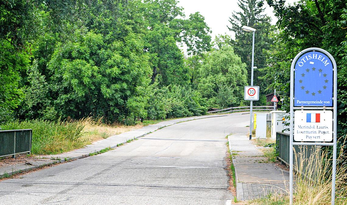 Eigentlich sollte die Brücke über den Erlenbach im gleichnamigen Ötisheimer Ortsteil in den Sommerferien saniert werden. Foto: Stahlfeld