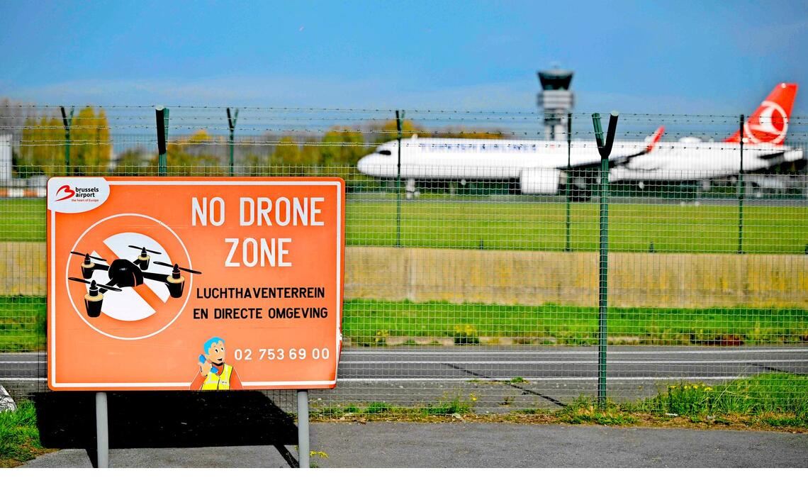 Eigentlich verboten – aber dennoch fliegen immer wieder Drohnen über dem Flughafen von Brüssel. Der Außenminister spricht inzwischen offen von „Spionageaktivitäten“ und verdächtigt Russland.