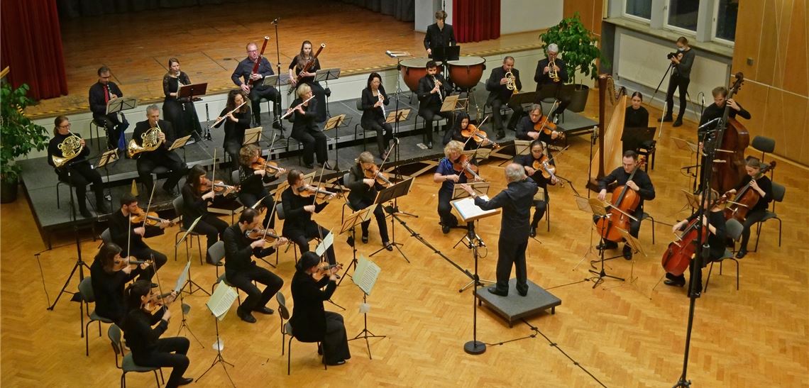 Eigentlich wollte die „süddeutsche kammersinfonie bietigheim“ am vergangenen Wochenende zwei Konzerte geben – jenes in Bietigheim wurde jedoch abgesagt, und im Uhlandbau wurde ein Videomitschnitt erstellt, der am Wochenende des zweiten Advents ins Netz gestellt werden soll. Fotos: Friedrich