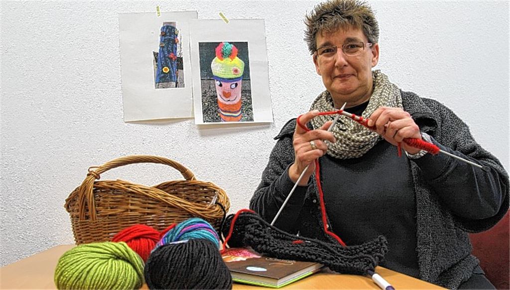 Eike Fundinger geht mit gutem Beispiel voran: Bald sollen bunte Strick-Kunstwerke die Mühlacker Bahnhofstraße zieren und auf die Veranstaltungen zum Thema Demenz aufmerksam machen.