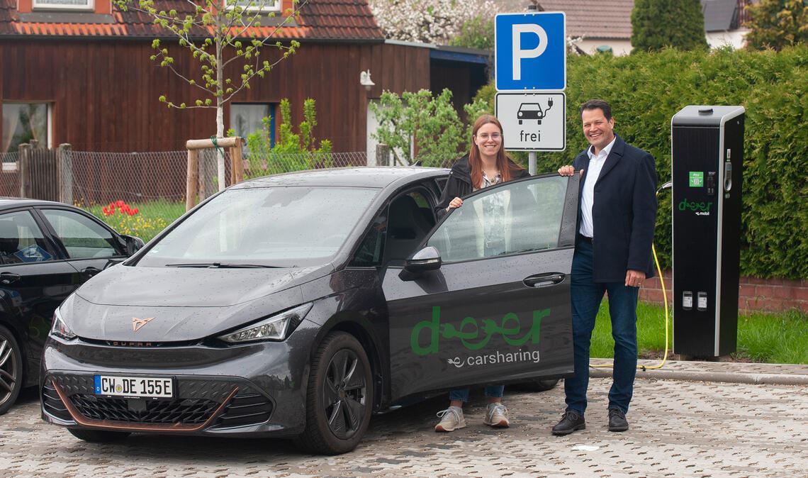 Eileen Stork von Deer und Maulbronns Bürgermeister Aaron Treut weihen das neue Angebot ein. Foto: Fotomoment