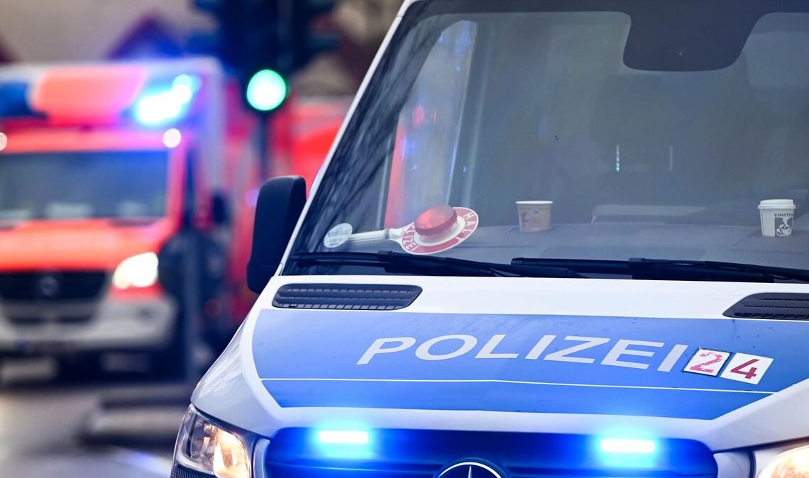 Ein 13-Jähriger war vor einer Schule lebensgefährlich verletzt worden. (Symbolbild)